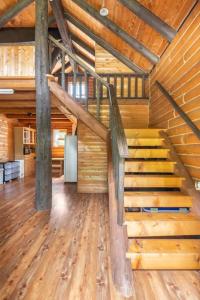 那須鹽原的住宿－COTTAGE SaY，小屋内的客房铺有木地板,设有楼梯。