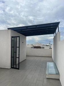 un edificio con una puerta de cristal en el techo en Residencia comoda, en Santa María Coronanco