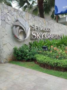 ein Schild für den Sittario Sky Garden in der Unterkunft 2BR for Business Traveller at Sky Garden in Jakarta