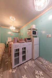 eine Küche mit weißen Geräten in einem Zimmer in der Unterkunft SakurA - Vacation STAY 18991v in Nagoya