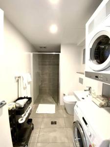 bagno con lavatrice e servizi igienici di Loft Style 1 bedroom Apartment a Sydney