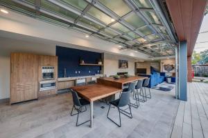 a large kitchen with a wooden table and chairs at Luxury Condo Fully Furnished Pool, Gym and Hot Tub in Mountain View