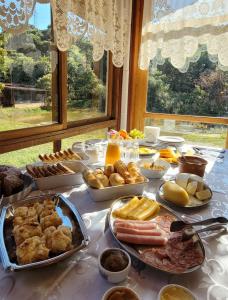 une table contenant de nombreux types de denrées alimentaires différents dans l'établissement Das SteinHaus, à Extrema