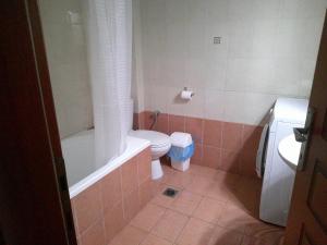 y baño con aseo, bañera y lavamanos. en Konstantinos Apartmend Halkidiki, en Sozopoli