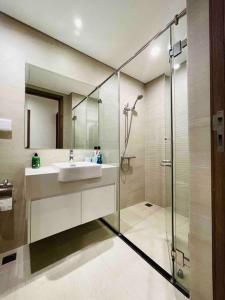 y baño con lavabo y ducha. en VNRooms - 2BR Vinhomes Skylake near Shopping Mall, en Hanói