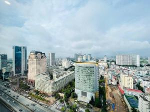 una vista aérea de una ciudad con edificios y tráfico en VNRooms - 2BR Vinhomes Skylake near Shopping Mall, en Hanói