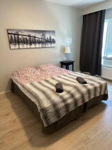 Un dormitorio con una cama grande con flores. en Utopia 1BR and sauna, en Tornio