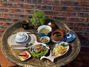 einen Tisch mit Teller mit Speisen und Schalen mit Suppe in der Unterkunft La Beauté Sa Pa in Sa Pa