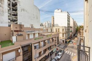 widok na ulicę miejską z budynkami w obiekcie Departamento exclusivo a metros del congreso y obelisco CABA w BuenosAires