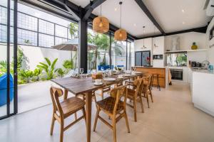 Kuchyň nebo kuchyňský kout v ubytování Villa Vantage Canggu