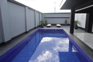 una piscina en medio de un edificio en Empire Villa Paramaribo Noord 1 en Paramaribo