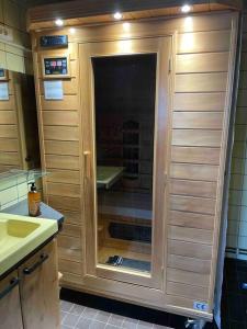 um chuveiro com uma porta de vidro na casa de banho em Luxury 2-3BR Tornio city Apparment em Tornio