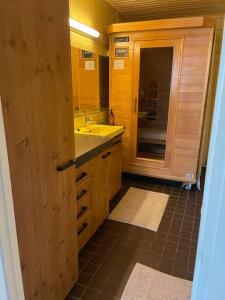 uma casa de banho com um lavatório e um espelho em Luxury 2-3BR Tornio city Apparment em Tornio