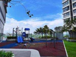 un parque con parque infantil en una ciudad en Comfy & Cozy D'Sara Sentral @ Direct Linked MRT, Near Thomson & Sungai Buloh Hospital, en Sungai Buloh