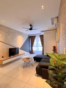 sala de estar con sofá y TV en Comfy & Cozy D'Sara Sentral @ Direct Linked MRT, Near Thomson & Sungai Buloh Hospital, en Sungai Buloh