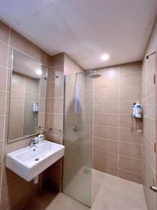 y baño con lavabo y ducha acristalada. en Comfy & Cozy D'Sara Sentral @ Direct Linked MRT, Near Thomson & Sungai Buloh Hospital, en Sungai Buloh