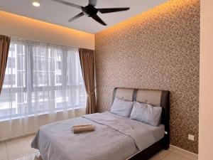 1 dormitorio con 1 cama y ventilador de techo en Comfy & Cozy D'Sara Sentral @ Direct Linked MRT, Near Thomson & Sungai Buloh Hospital, en Sungai Buloh