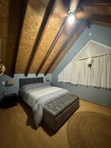 Un dormitorio con una cama grande y una ventana en Casa en zapatoca, en Zapatoca