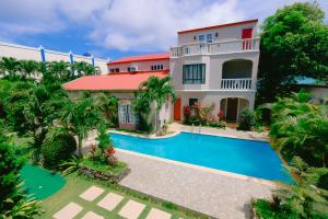 巴斯科Villa de Babat的享有房子和游泳池的空中景致