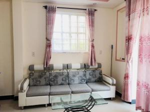 Khu vực ghế ngồi tại Xuan Luom Guesthouse