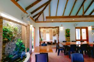 une salle à manger avec des tables et des chaises en bois dans l'établissement Villa de Babat, à Basco