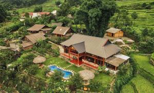 薩帕的住宿－Moc Home Sapa，享有带游泳池的房屋的空中景致