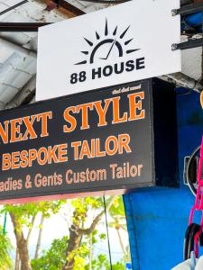 una señal para una mesa de barbacoa de estilo en 88 House Patong, en Patong Beach