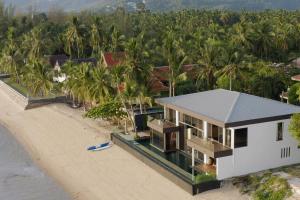 una vista aérea de una casa en la playa en Villa U - Beachfront Haven, en Lipa Noi