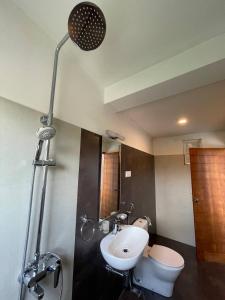 康提的住宿－The Glen Kandy，浴室配有白色卫生间和盥洗盆。