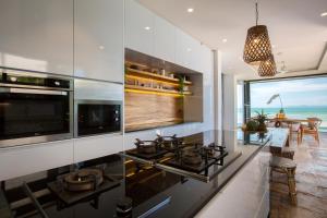Kuchyň nebo kuchyňský kout v ubytování Villa U - Beachfront Haven