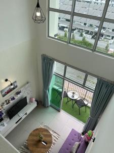 salon z dużym oknem i stołem w obiekcie Sweet Homestay 3RM @ Penthouse Apartment in Brinchang w mieście Brinchang