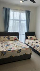 een slaapkamer met 2 bedden en een raam bij Sweet Homestay 3RM @ Penthouse Apartment in Brinchang in Brinchang