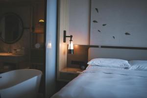 Cama ou camas em um quarto em Liyang Marriott Hotel
