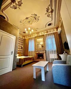 salon z łóżkiem i stołem w obiekcie Nizami Central Street Hotel w mieście Baku