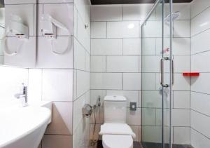 een badkamer met een toilet, een wastafel en een douche bij Hotel Pi Ipoh in Ipoh