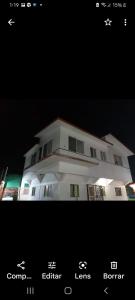 una foto de un edificio blanco por la noche en Cuautla morelos linda Casa de campo, en Cuautla Morelos