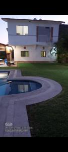 ein Haus mit einem Pool vor einem Haus in der Unterkunft Cuautla morelos linda Casa de campo in Cuautla Morelos