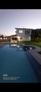 ein großer Pool vor einem Haus in der Unterkunft Cuautla morelos linda Casa de campo in Cuautla Morelos