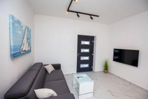 Μια τηλεόραση ή/και κέντρο ψυχαγωγίας στο Villa MiEma with Jacuzzi