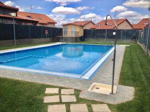 a large swimming pool in a yard at Chalet Lujo Logroño in Agoncillo