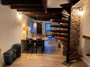 Fränkisch-CrumbachにあるMonteurzimmer Reuhl - Ferienwohnungen Rodensteinの石壁のダイニングルーム(テーブル付)