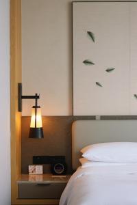Cama ou camas em um quarto em Liyang Marriott Hotel
