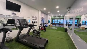 un gimnasio con cinta de correr y equipamiento para hacer ejercicio en una habitación en Hotel Patrimonial by Greenfield, en Guayaquil