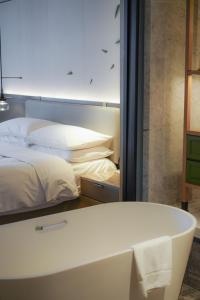 Cama ou camas em um quarto em Liyang Marriott Hotel
