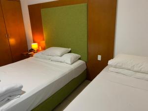 Letto o letti in una camera di Alec's Hotel