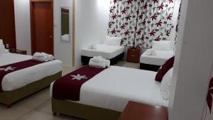 Letto o letti in una camera di Alec's Hotel