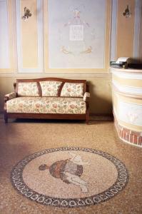- un salon avec un canapé et un tapis dans l'établissement Albergo Giulia Gonzaga, à Sabbioneta