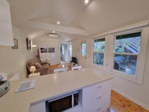 eine Küche mit einer Arbeitsplatte und ein Wohnzimmer in der Unterkunft Doongarra in Queenscliff