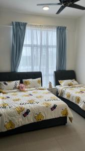 sypialnia z 2 łóżkami i oknem w obiekcie Sweet Homestay 3RM @ Penthouse Apartment in Brinchang w mieście Brinchang