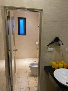 bagno con servizi igienici e lavandino di 日升咖啡民宿 a Gukeng
